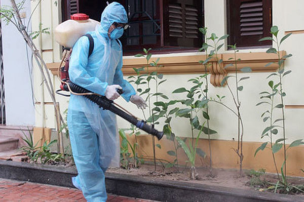 phun thuốc diệt côn trùng tại nhà